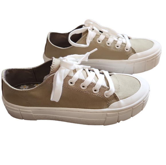 New Sneaker size 8 - Picture 2 of 7